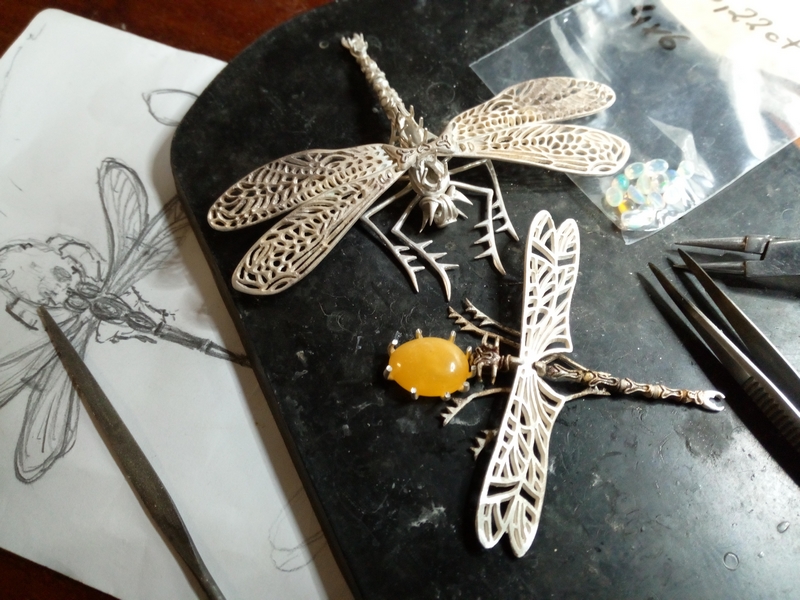 BondarowskiE's tweet photo. Projekt i inne spojrzenie na biżuterię, kto chętny na broszki ważki  🙂
Design and a different look at jewelry, who would like dragonfly brooches 🙂
#bondarowski #biżuteria #unikat #emalia #bursztyn  #broch #enamel #emaliakomórkowa #handcraft #handmade #brosz #dragonflay #broches https://t.co/v01EIkUSPi