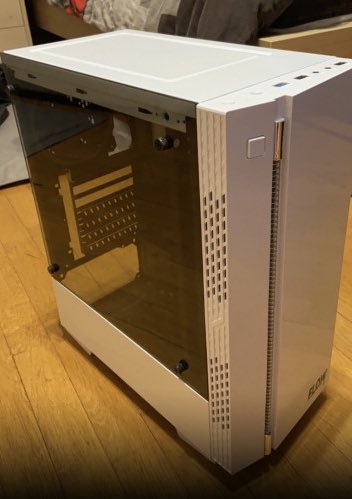 prime_pessi's tweet photo. J’adore mon petit boîtier mais j’aurais besoin d’aide en DM @FRhardware https://t.co/nck11A3J06