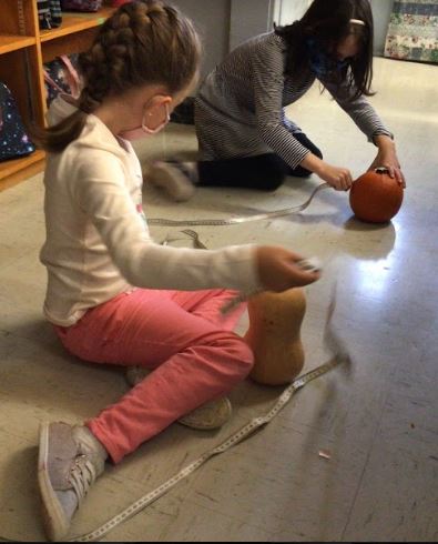 MrsBeardall's tweet photo. It's been a busy two weeks. We celebrated autumn by painting pumpkins, measuring fall items, and making silhouette art! https://t.co/HyZT6JGt82