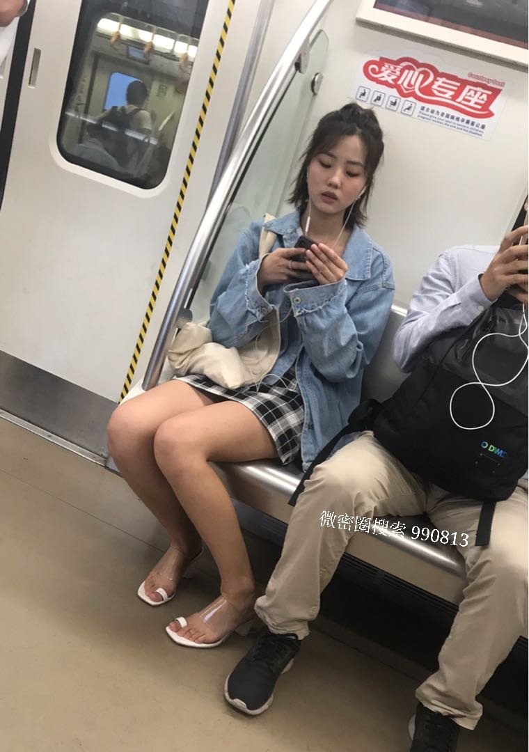真正的大长腿美女，太长腿都没地方放了  #黑丝 #肉丝 #丝袜 #丝袜美腿 #制服 #职业装 #熟女 #少妇  #街拍   
https://t.co/fOS2prpXU1 更多无水印原图解锁圈⭕里进 https://t.co/rb2j0gSjdG