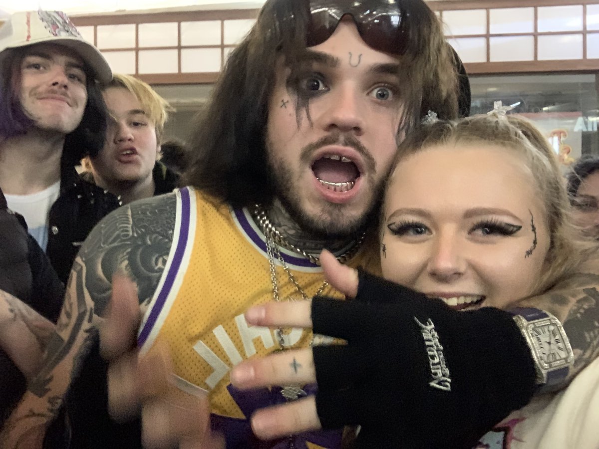 MythKillaaaa's tweet image. @BEXEYSWAN THATS ON MY LEG FOR LIFE BEX, YOU ARE THE REASON IM STILL BREATHING. THANK U FOR SPENDING THE TIME MEETING US AND THANK U FOR LOVING US AS MUCH AS WE LOVE YOU🖤 MY KING🖤