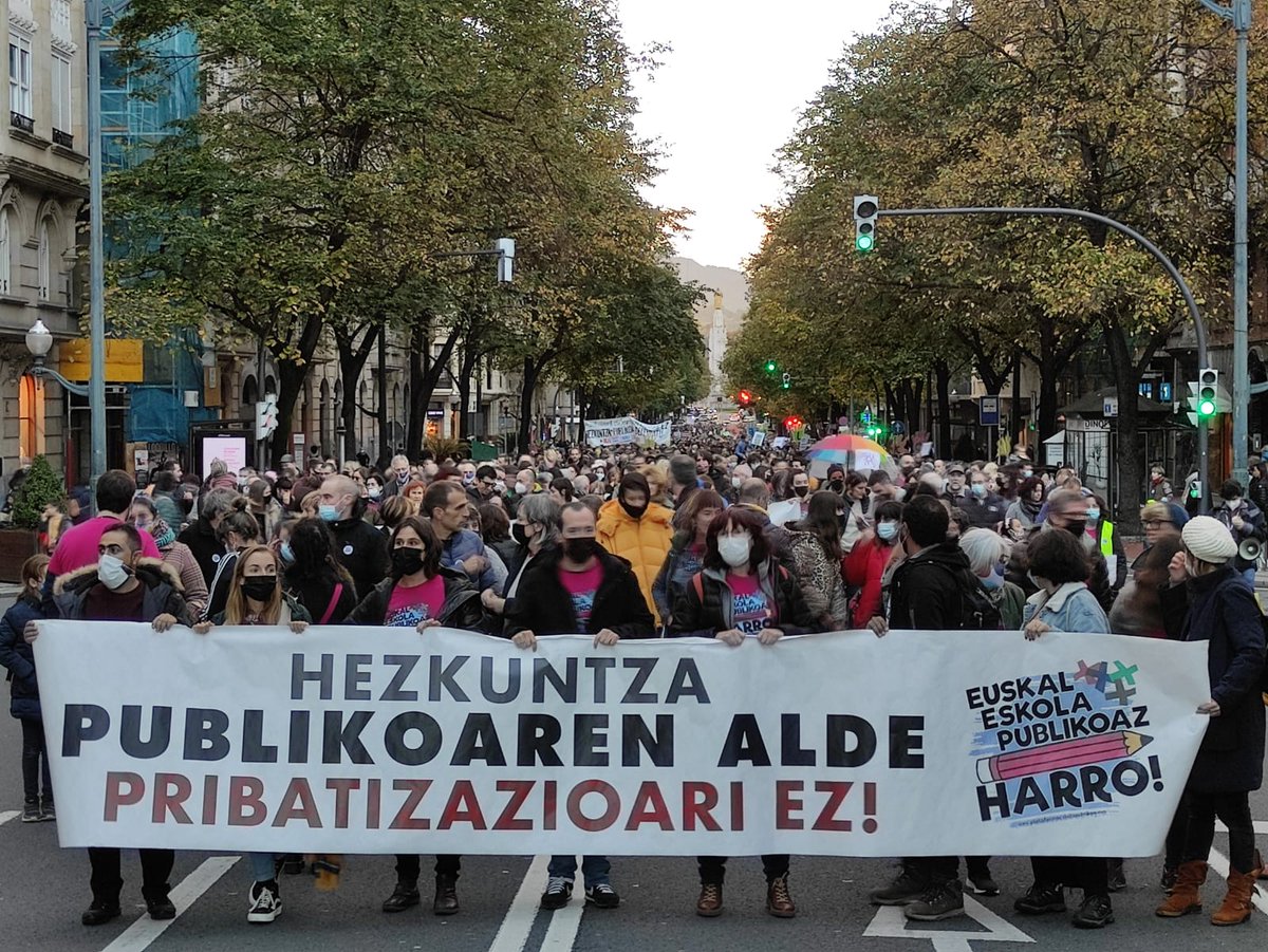EHIGE1's tweet photo. Harro, gure eskola delako! Harro, euskalduna delako! Harro, publikoa delako! Harro, guztiontzat delako!

#euskaleskolapublikoazharro https://t.co/nzDwJoBJaW