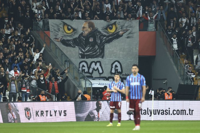 Beşiktaş - Trabzonspor maçında Sergen Yalçın'a özel pankart: "Ben bir efsaneyim"
#BJKvTS