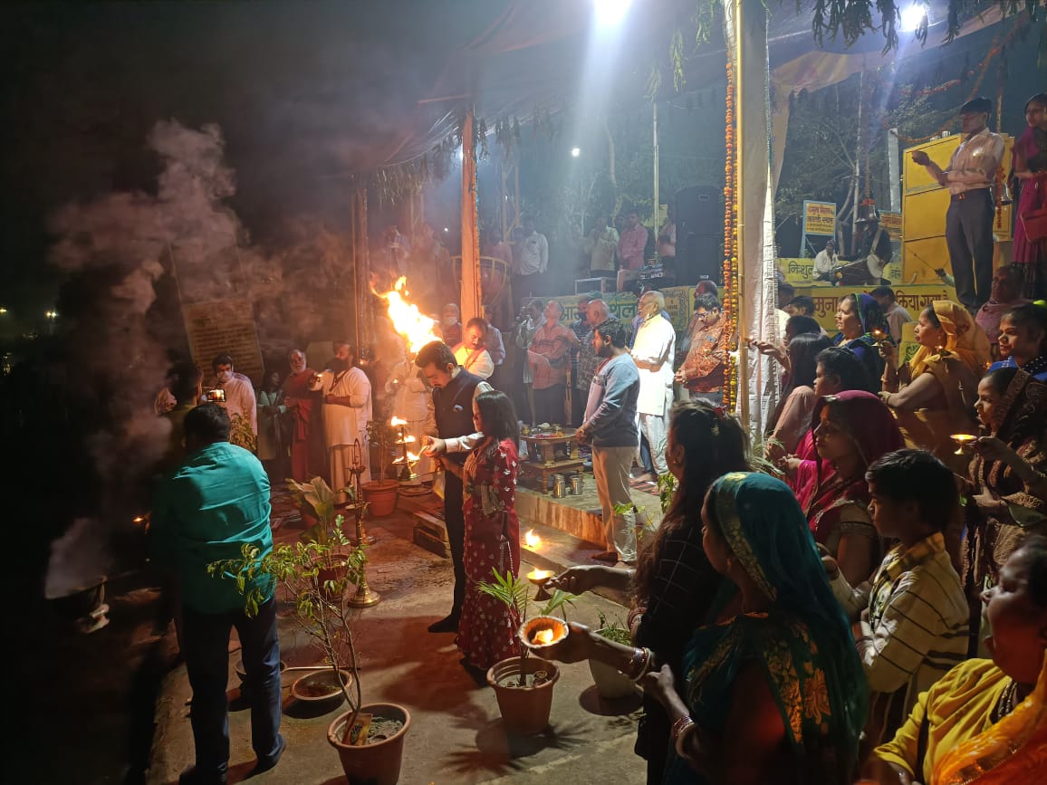 YamunaMission's tweet photo. आज के पावन पर्व पर पुण्य तीर्थ गऊघाट (बृज मथुरा पुरी) माँ श्रीयमुना जी की संध्या आरती दर्शन 🙏🙏  #aarti #GauGhat #Mathura #YamunaMission https://t.co/6KWLaWQH1z
