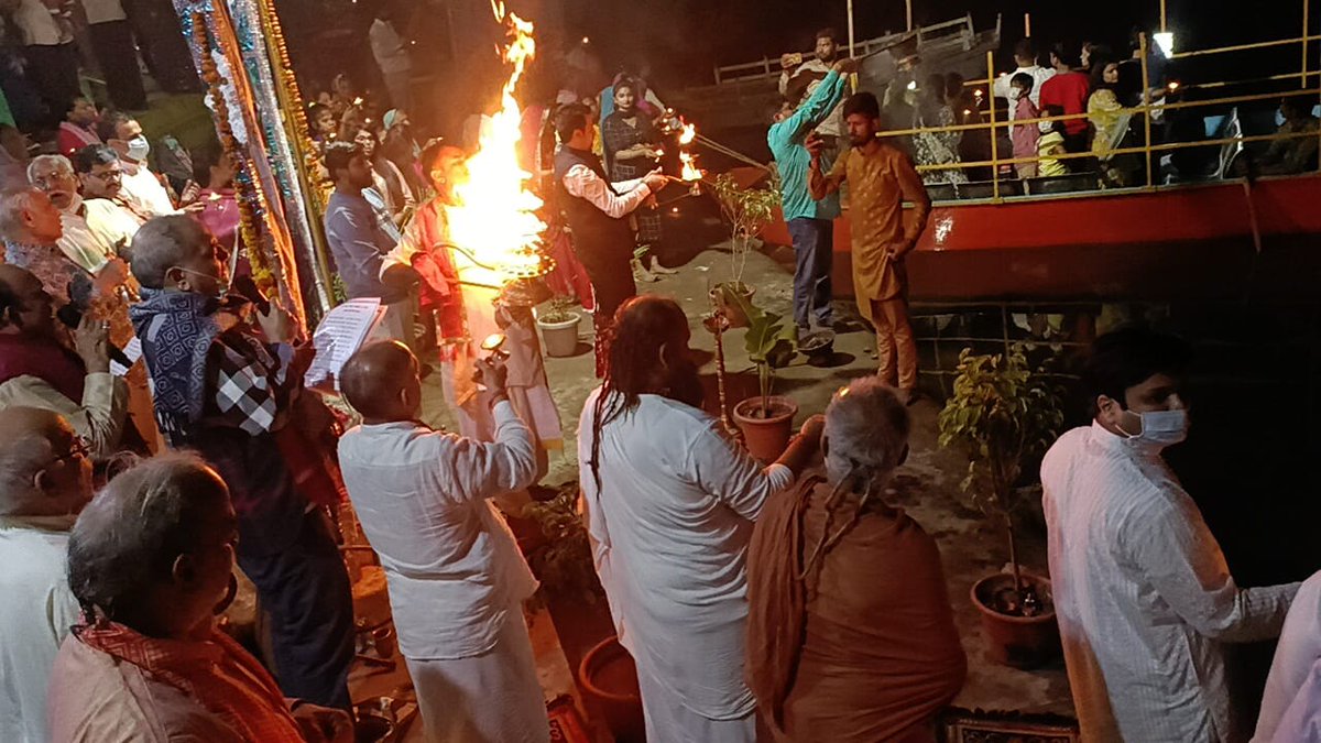 YamunaMission's tweet photo. आज के पावन पर्व पर पुण्य तीर्थ गऊघाट (बृज मथुरा पुरी) माँ श्रीयमुना जी की संध्या आरती दर्शन 🙏🙏  #aarti #GauGhat #Mathura #YamunaMission https://t.co/6KWLaWQH1z