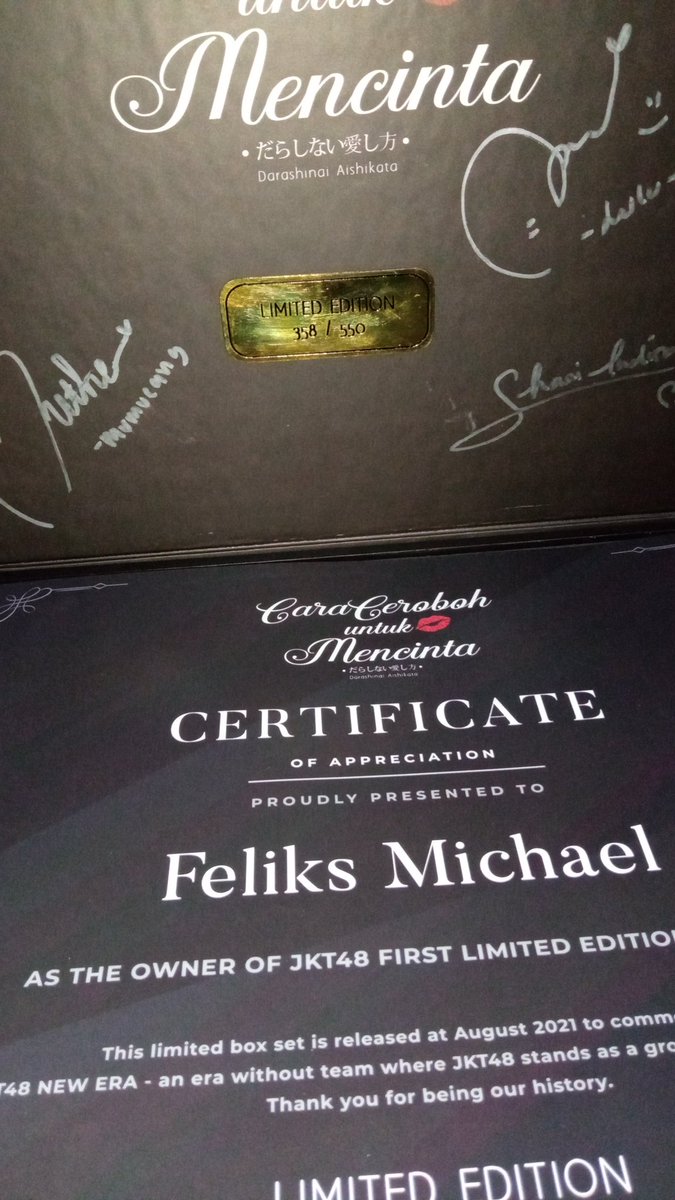 feliksmichaelg's tweet photo. Hai hai~
Sorry baru bisa bales, hari ini lumayan hectic dan menyebalkan. Gmn tadi signing eventnya, ada yg oshiin kamu ga yg dapet tanda tangan kamu tadi ?

Harusnya hari ini aku kesana, cuma jadinya kujual karena tidak mood😅. Tp msh pake namaku ternyata.

#FeniMessage #FeniMail https://t.co/gIjP9bscA0