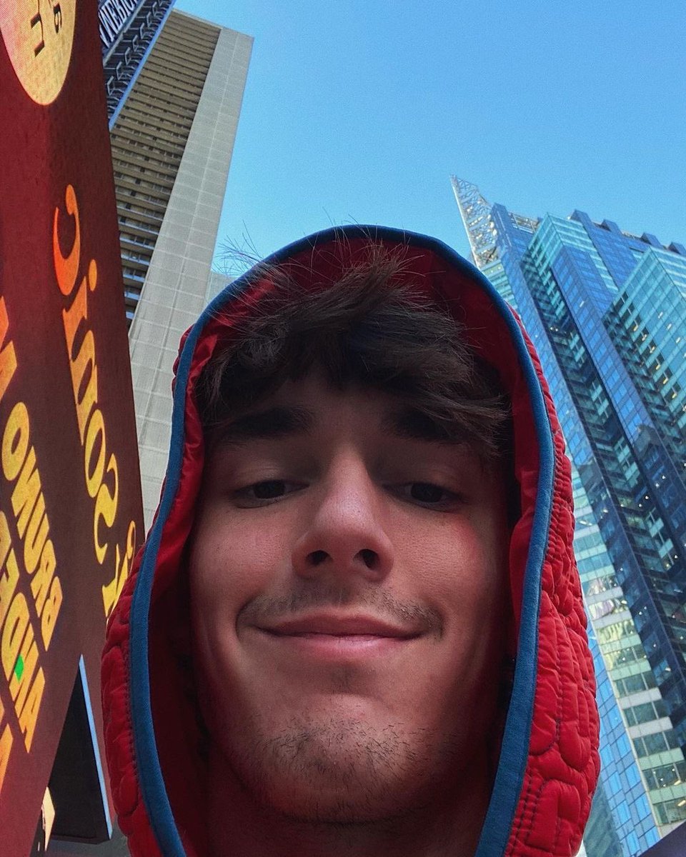 2ndhalll's tweet photo. selfies in nyc https://t.co/UniGCbifOR
