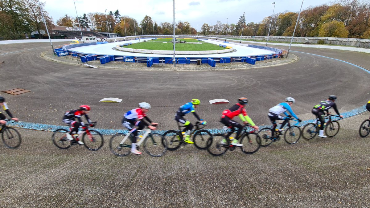 WielerbaanGL's tweet image. 𝗖𝗬𝗖𝗟𝗜𝗡𝗚𝗖𝗟𝗔𝗦𝗦𝗡𝗟 𝗧𝗥𝗔𝗜𝗡𝗧 𝗢𝗣 𝗪𝗜𝗘𝗟𝗘𝗥𝗕𝗔𝗔𝗡 𝗚𝗘𝗟𝗘𝗘𝗡
CyclingClassNL
is een initiatief van @nocnsf @KNWU  en @JumboVismaRoad 
cyclingclassnl.com