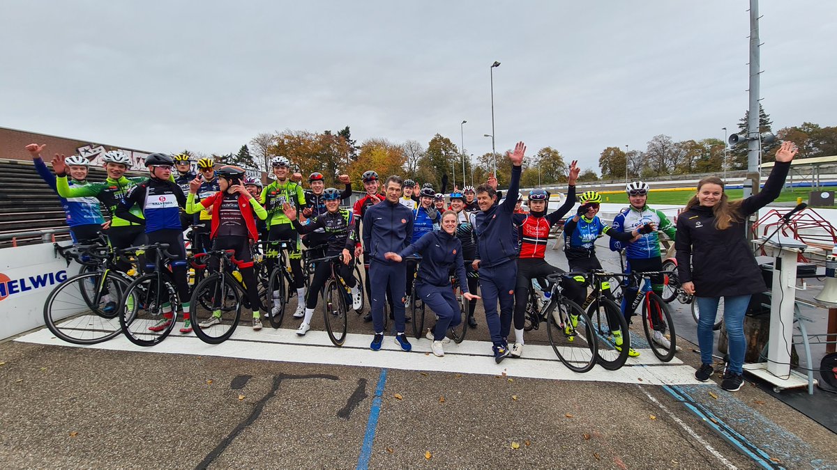 WielerbaanGL's tweet image. 𝗖𝗬𝗖𝗟𝗜𝗡𝗚𝗖𝗟𝗔𝗦𝗦𝗡𝗟 𝗧𝗥𝗔𝗜𝗡𝗧 𝗢𝗣 𝗪𝗜𝗘𝗟𝗘𝗥𝗕𝗔𝗔𝗡 𝗚𝗘𝗟𝗘𝗘𝗡
CyclingClassNL
is een initiatief van @nocnsf @KNWU  en @JumboVismaRoad 
cyclingclassnl.com