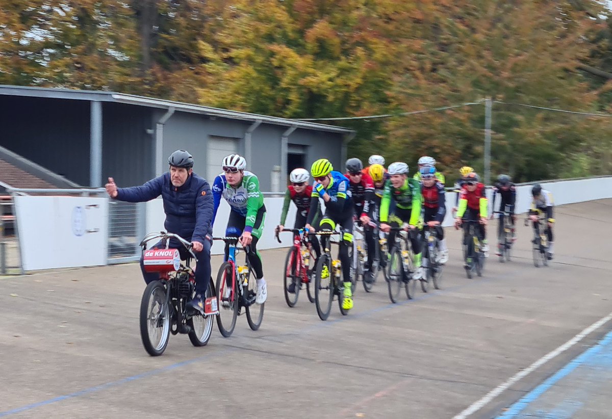 WielerbaanGL's tweet image. 𝗖𝗬𝗖𝗟𝗜𝗡𝗚𝗖𝗟𝗔𝗦𝗦𝗡𝗟 𝗧𝗥𝗔𝗜𝗡𝗧 𝗢𝗣 𝗪𝗜𝗘𝗟𝗘𝗥𝗕𝗔𝗔𝗡 𝗚𝗘𝗟𝗘𝗘𝗡
CyclingClassNL
is een initiatief van @nocnsf @KNWU  en @JumboVismaRoad 
cyclingclassnl.com