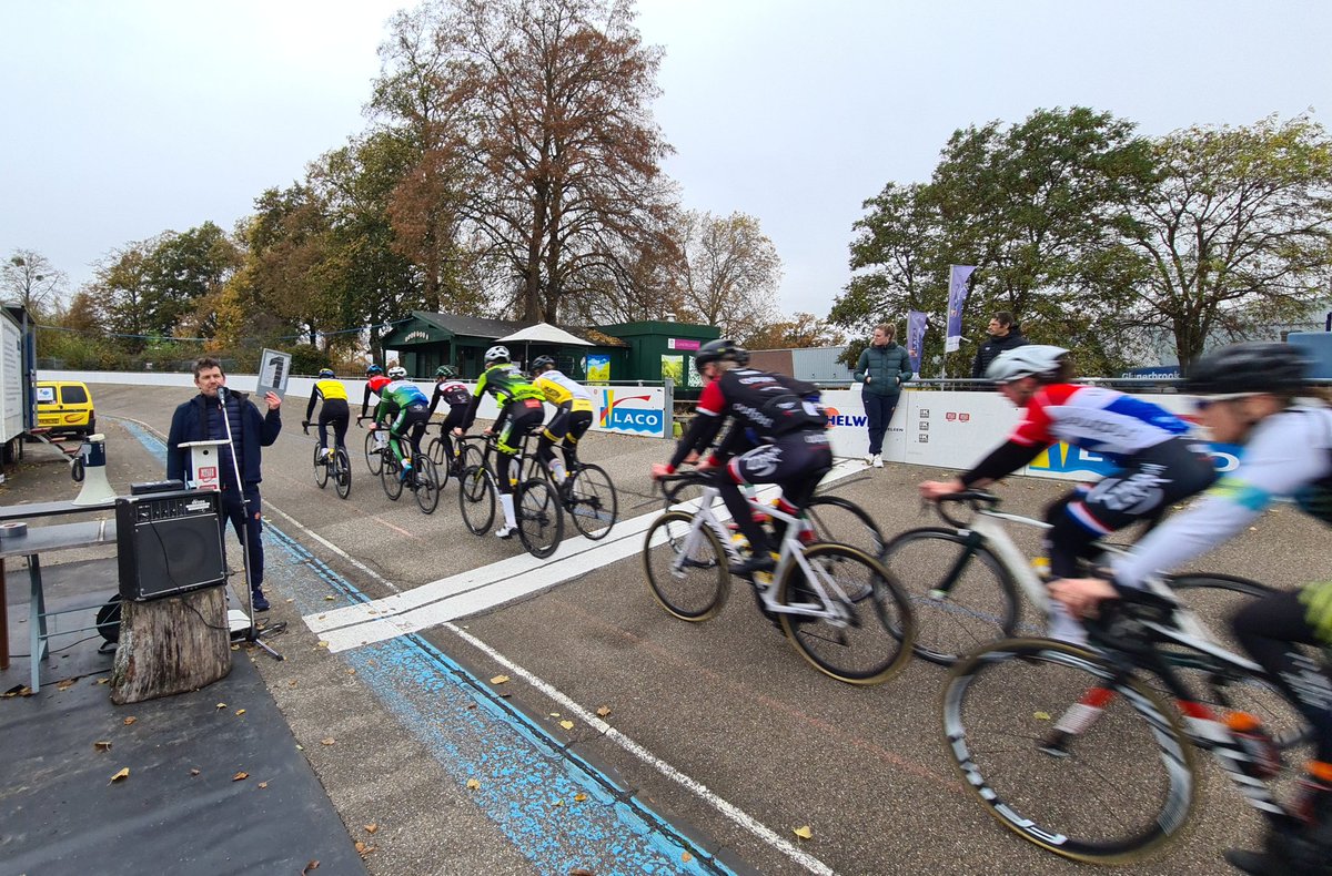 WielerbaanGL's tweet image. 𝗖𝗬𝗖𝗟𝗜𝗡𝗚𝗖𝗟𝗔𝗦𝗦𝗡𝗟 𝗧𝗥𝗔𝗜𝗡𝗧 𝗢𝗣 𝗪𝗜𝗘𝗟𝗘𝗥𝗕𝗔𝗔𝗡 𝗚𝗘𝗟𝗘𝗘𝗡
CyclingClassNL
is een initiatief van @nocnsf @KNWU  en @JumboVismaRoad 
cyclingclassnl.com