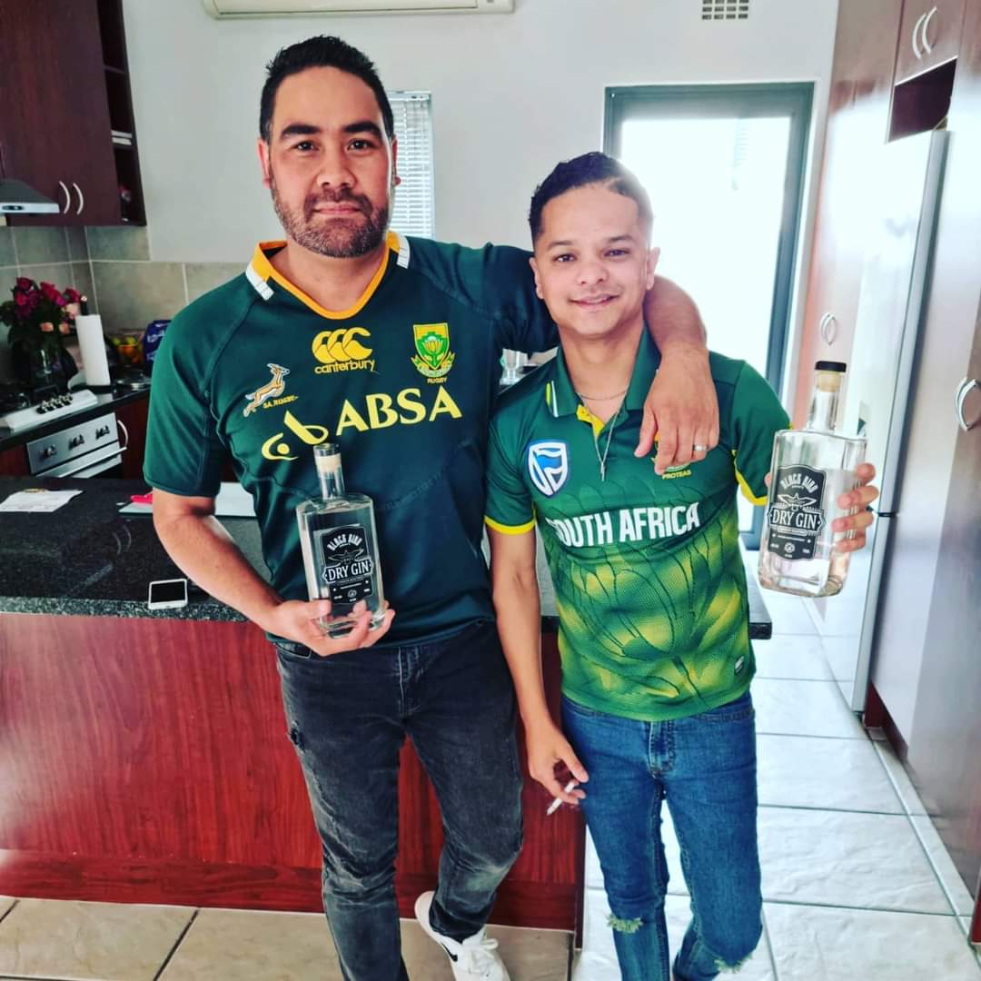 Dale Johnson enjoying our handcrafted Gin with some friends. 

He sent us this pic showing appreciation for a quality product.

Go proteas #southafrica #cricketlovers
#t20worldcup #t20 #blackbird #craftgin #Blackbirdcraft #Woodstock
