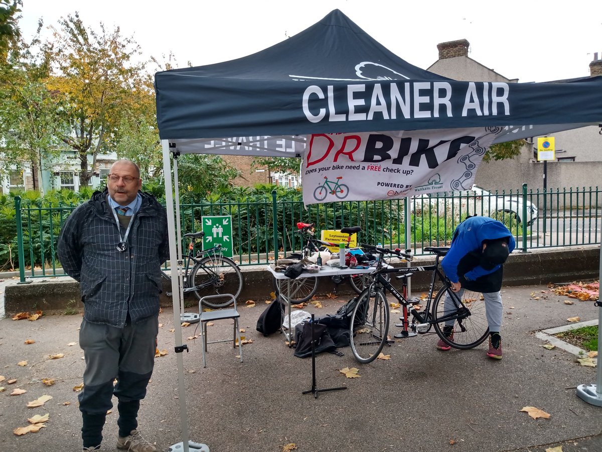 Good to see & chat with @MumsForLungs WF Branch at the @StJohnsE11 #LeytonstoneE11 #ClimateActionDay today along with @astongroupuk @connectNLWA #TransitionLeytonstone #DrBike & #EnjoyWF amongst many others! #COP26