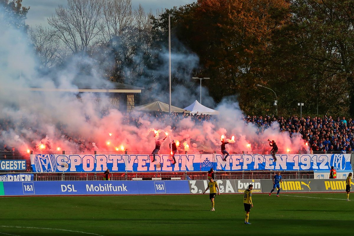 WolfGan95085158's tweet photo. Richtig guter Auswärtssupport! 2000 Emsländer in der Roten Erde mit ordentlich Alarm. 👍 #Roteerde #BVBU23 #bvbsvm #svm #svmeppen https://t.co/nCwEKxxEW9