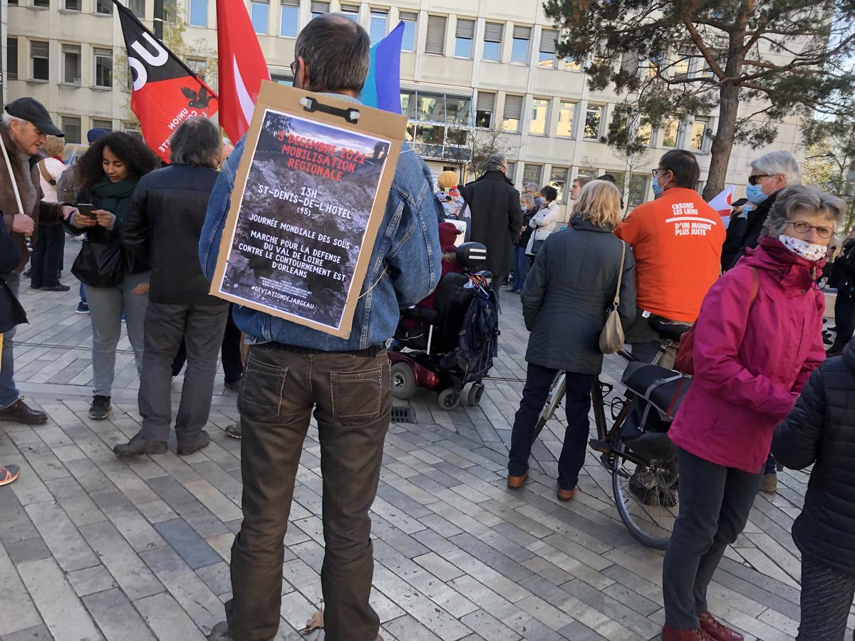 LaLoireVivra's tweet photo. Alors qu'ils étaient 100 000 à #Glasgow #COP26 nous étions présent.e.s aux #MarcheClimat à #Montargis #Bourges #Orleans pour annoncer la mobilisation régionale qui aura lieu le 5 Décembre prochain pour défendre le Val de Loire contre la #deviationdejargeau https://t.co/hp0ocluI6U