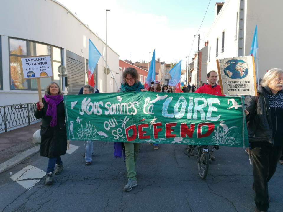 LaLoireVivra's tweet photo. Alors qu'ils étaient 100 000 à #Glasgow #COP26 nous étions présent.e.s aux #MarcheClimat à #Montargis #Bourges #Orleans pour annoncer la mobilisation régionale qui aura lieu le 5 Décembre prochain pour défendre le Val de Loire contre la #deviationdejargeau https://t.co/hp0ocluI6U