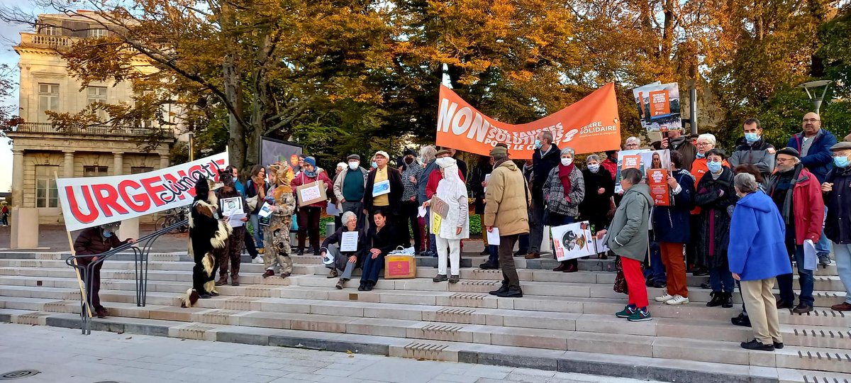 LaLoireVivra's tweet photo. Alors qu'ils étaient 100 000 à #Glasgow #COP26 nous étions présent.e.s aux #MarcheClimat à #Montargis #Bourges #Orleans pour annoncer la mobilisation régionale qui aura lieu le 5 Décembre prochain pour défendre le Val de Loire contre la #deviationdejargeau https://t.co/hp0ocluI6U