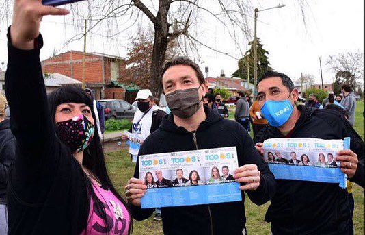 Andreswatsonok's tweet photo. Estamos donde hay que estar, junto a nuestros vecinos y vecinas. 

Con cada boleta repartimos proyectos y convicciones, porque tenemos en claro  que no queremos volver atrás. 

El domingo empieza el capítulo del renacimiento del país que #Sí queremos. 

 #VotoaVoto #EsConTodos https://t.co/tGEbq5DXHK