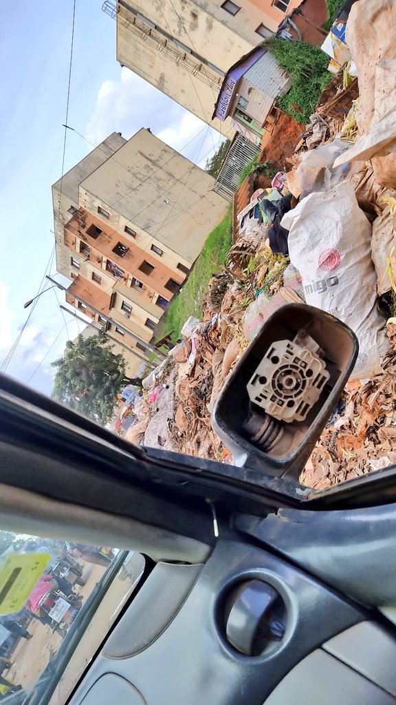 ETAMBA's tweet photo. Il y a une poubelle là entre le marché de Mendong et le Carrefour Banane... Woooooye. Et une autre pas loin au niveau du terrain de volley.
C'est à dire que, Hysacam à oublié le quartier 😭😭😭 https://t.co/SW51V7hPR4