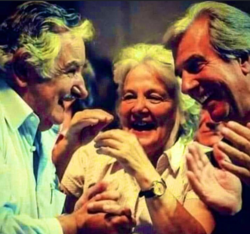 anietodf's tweet photo. Melancolía ❤️💙🤍
Cuidaron al laburante, levantaron al oprimido, dignificaron a un país entero. Que lindo haberlo vivido para poderlo contar.
 #Volveremos #VotáSi. https://t.co/J7w0deEDa8