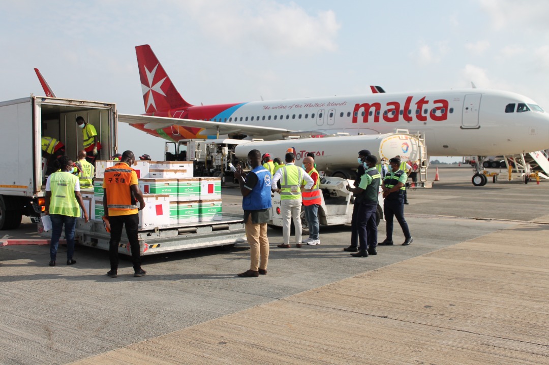 EvaristBartolo's tweet photo. We have just delivered 135,000 #COVID19 vaccines to #Ghana. While protecting our people, we will continue to share our vaccines with other countries. No country is safe until the whole world is safe. 🇲🇹🇬🇭 @MaltaGov @GhanaMFA https://t.co/BR7aycKR9S