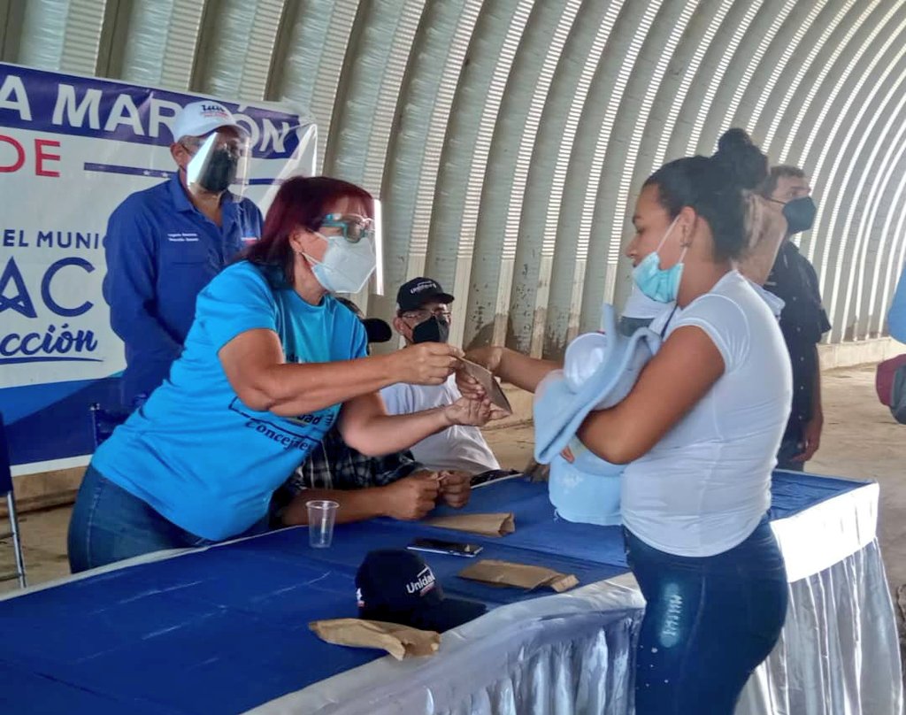 AlcaldiaAnaco's tweet photo. ¡#AnacoSolidario❤️ Visitó el Sector El Portal!

Los vecinos de esta comunidad fueron beneficiados con la entrega de medicinas por este plan de nuestro Alcalde @LuisGuevaraM_, que continúa asistiendo a todas las familias anaquenses.

#ConstruyendoFuturo https://t.co/mgjBn3lssv