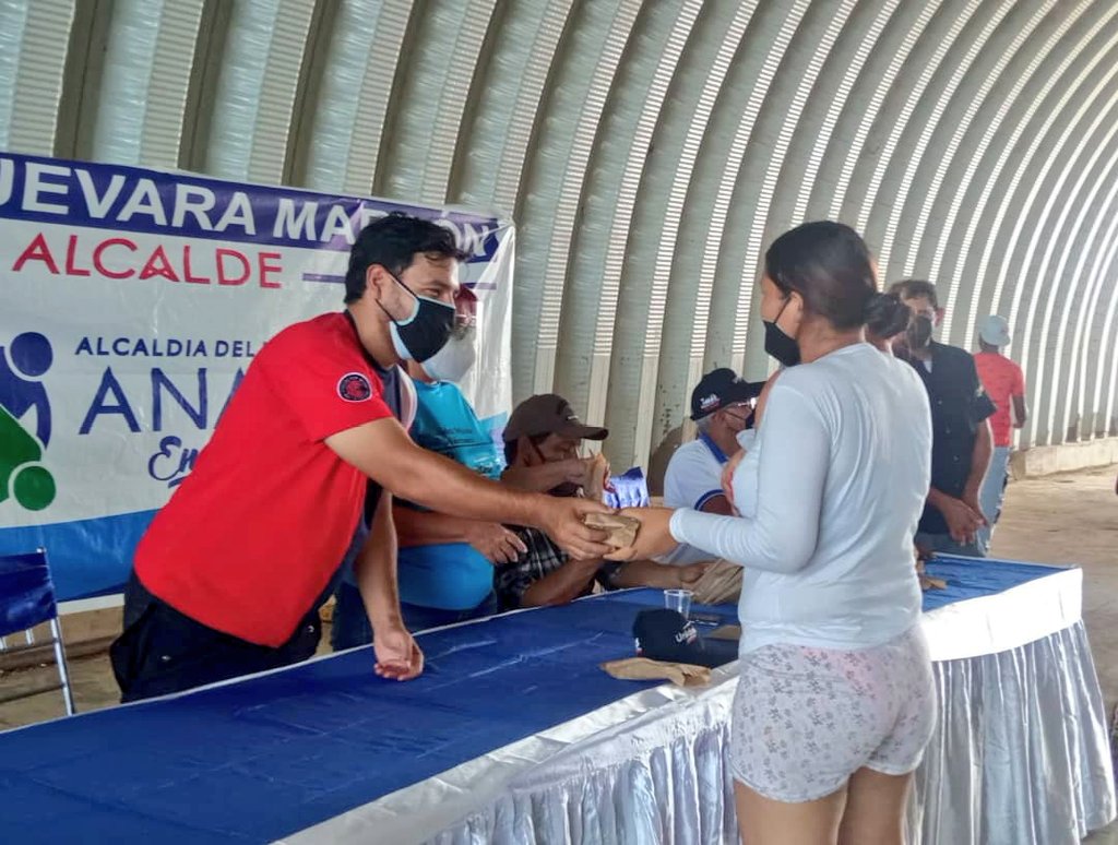 AlcaldiaAnaco's tweet photo. ¡#AnacoSolidario❤️ Visitó el Sector El Portal!

Los vecinos de esta comunidad fueron beneficiados con la entrega de medicinas por este plan de nuestro Alcalde @LuisGuevaraM_, que continúa asistiendo a todas las familias anaquenses.

#ConstruyendoFuturo https://t.co/mgjBn3lssv