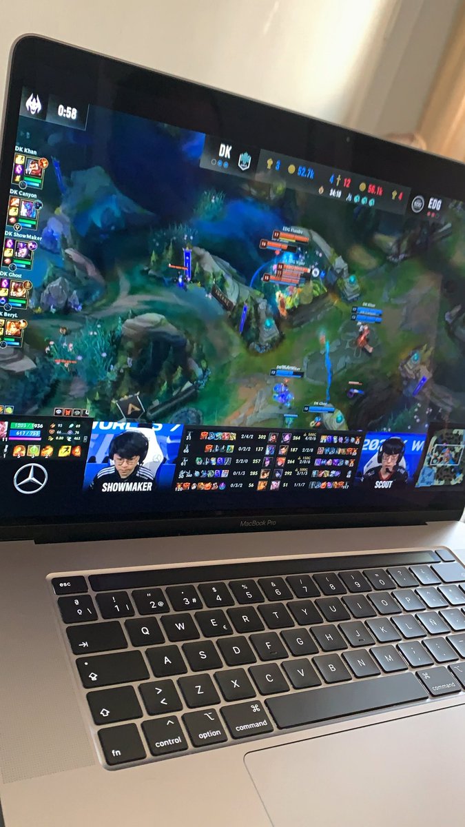 GafasDeViaje's tweet photo. A full con la final del #Worlds2021 #leagueoflegends #lol https://t.co/0ND3I8xC5x
