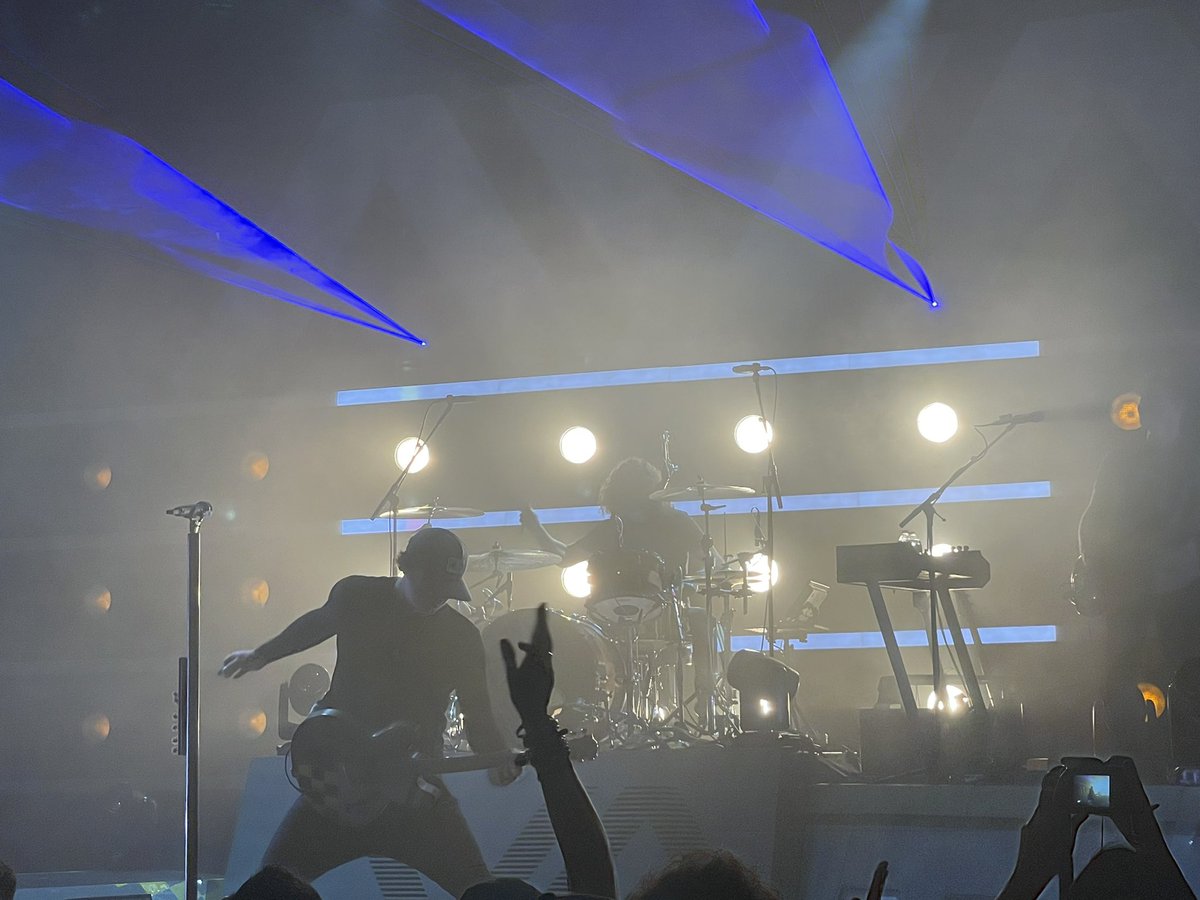 k0taCuhh's tweet photo. Saw @AVABandOfficial last night, best show hands down. Did I cry a little when @tomdelonge came out? You can best your ass I did. It’s been 16 years since I last seen see you perform with blink and your still a fucking gem. The set, the sound, the vibe. EVERYTHING! https://t.co/8iRyqYza7M