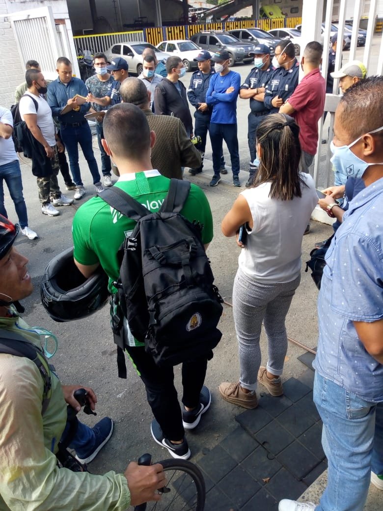 UnionTic's tweet photo. Para fundar a UNIBOM,  @UnidadBomberil, les tocó reunirse  al sol y si les hubiese tocado bajo la lluvia también lo harían, con el arrojo que enfrentan una emergencia enfrentan los obstáculos para ejercer su derecho a la libre asociación. @MintrabajoCol , @ilo , @OITAmericas https://t.co/yg9Z6XcAft