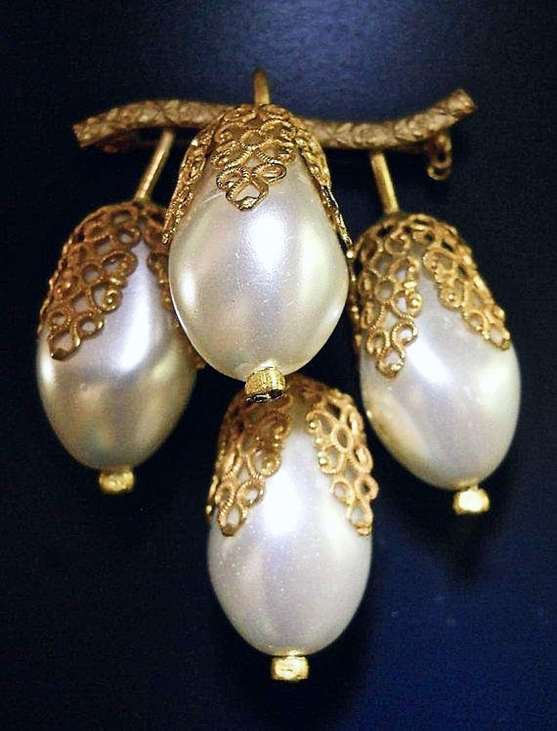 renaissancefai's tweet photo. https://t.co/vrwbCphmgv 
#brooch #pearls #glasspearls #fauxpearls #cluster #vintage #German #grape #floral #white #filigree #longendcaps #pearlized #goldtone #3D #dimension #specialOccasion #wedding #bridal https://t.co/kwljGO2oCI