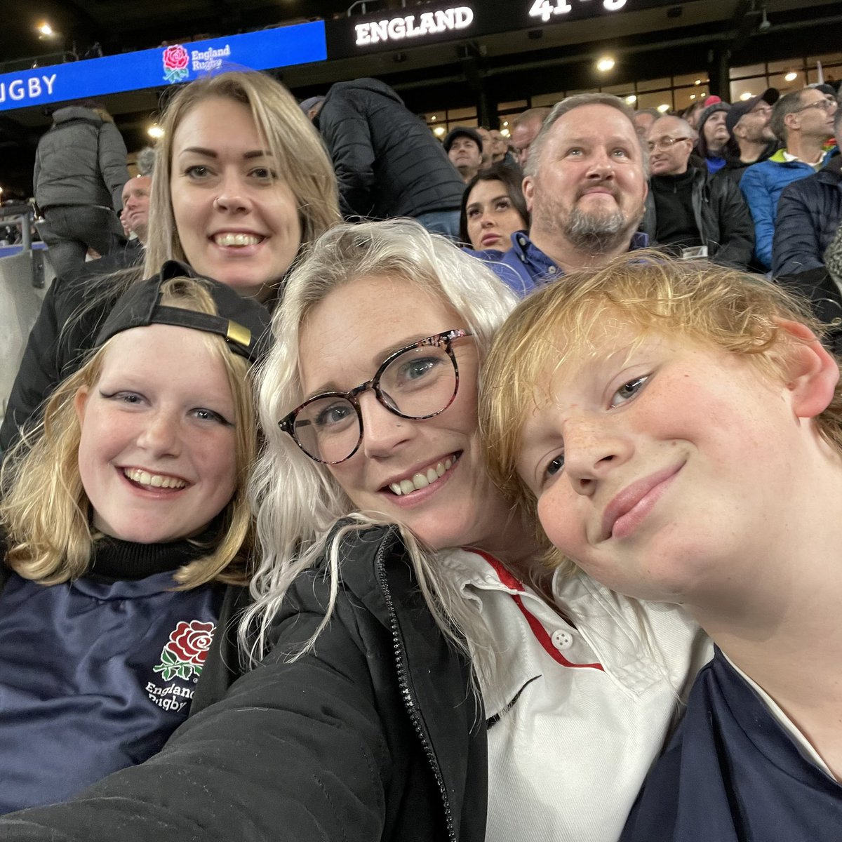 elegant_elz's tweet photo. No better place to be on a Satur-yay than HQ ‘big stoop’ 🥰💪🏼🏉🌹🥂#welcomebackfans #ENGvTGA #bigstoop #EnglandRugby https://t.co/d99xMVJLis