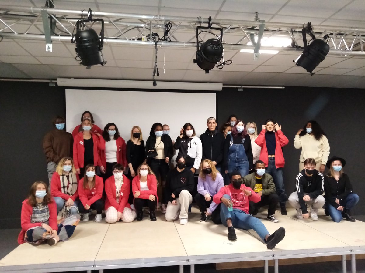 Une belle mobilisation de #citoyenneté et de #solidarité durant cette journée de formation et d'intégration de nos #benevoles <a href="/AfevFrance/">Afev</a> à la mj42. Merci aux élus du <a href="/pasdecalais62/">pasdecalais62</a> et de la <a href="/VilleDeLens/">VilleDeLens</a> d'avoir échangé avec les mentors étudiants !