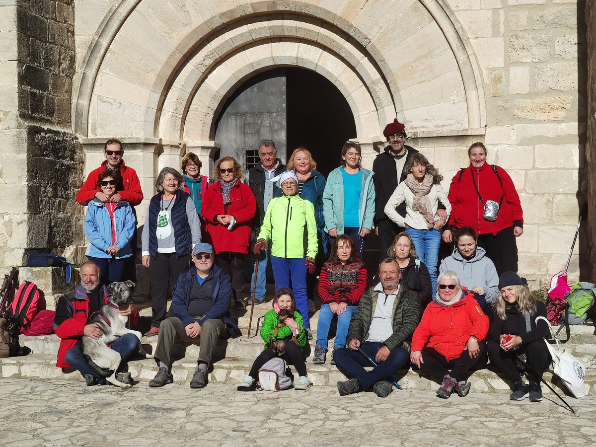 Aj_Querol's tweet photo. 📷 IMATGES l Caminada avui des de Mas Vermell i del nucli de Querol fins a Sant Jaume de Montagut. Allà la @misabelbt ens ha fet una visita guiada sobre la història de Sant Jaume. La Maite i el Josep ens han fet una classe de Txi-kung i després hem esmorzat coca i xocolata. https://t.co/dLpTN2zlwr