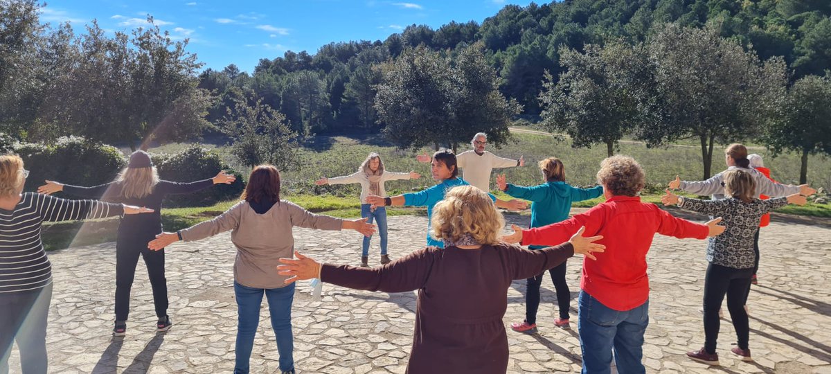 Aj_Querol's tweet photo. 📷 IMATGES l Caminada avui des de Mas Vermell i del nucli de Querol fins a Sant Jaume de Montagut. Allà la @misabelbt ens ha fet una visita guiada sobre la història de Sant Jaume. La Maite i el Josep ens han fet una classe de Txi-kung i després hem esmorzat coca i xocolata. https://t.co/dLpTN2zlwr