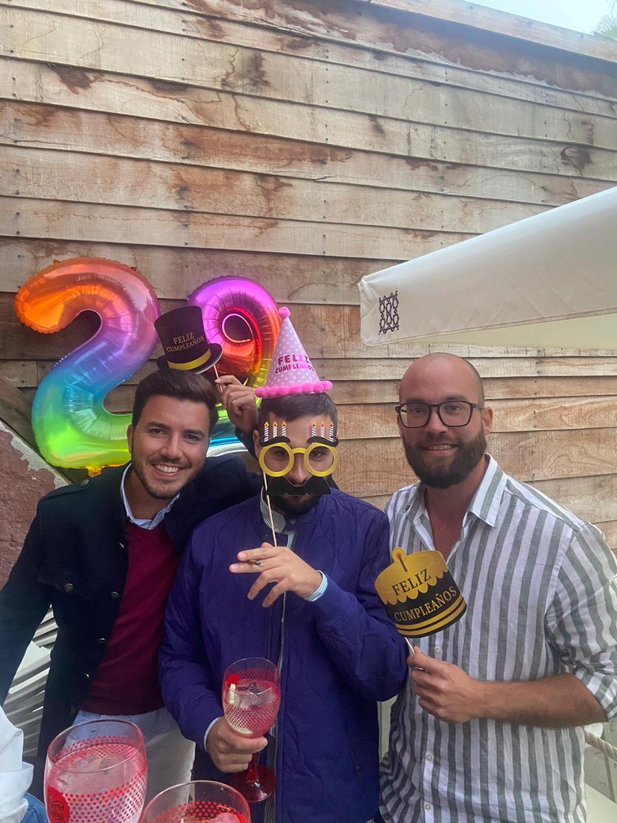 _FranHernandez's tweet photo. Celebrando la vida!! 🥳
Por muchos más @tonirechelopez @lorenzo_sanz
#AltaJeraquia #Birthaytime 🎂 https://t.co/h6HvqAHKj8