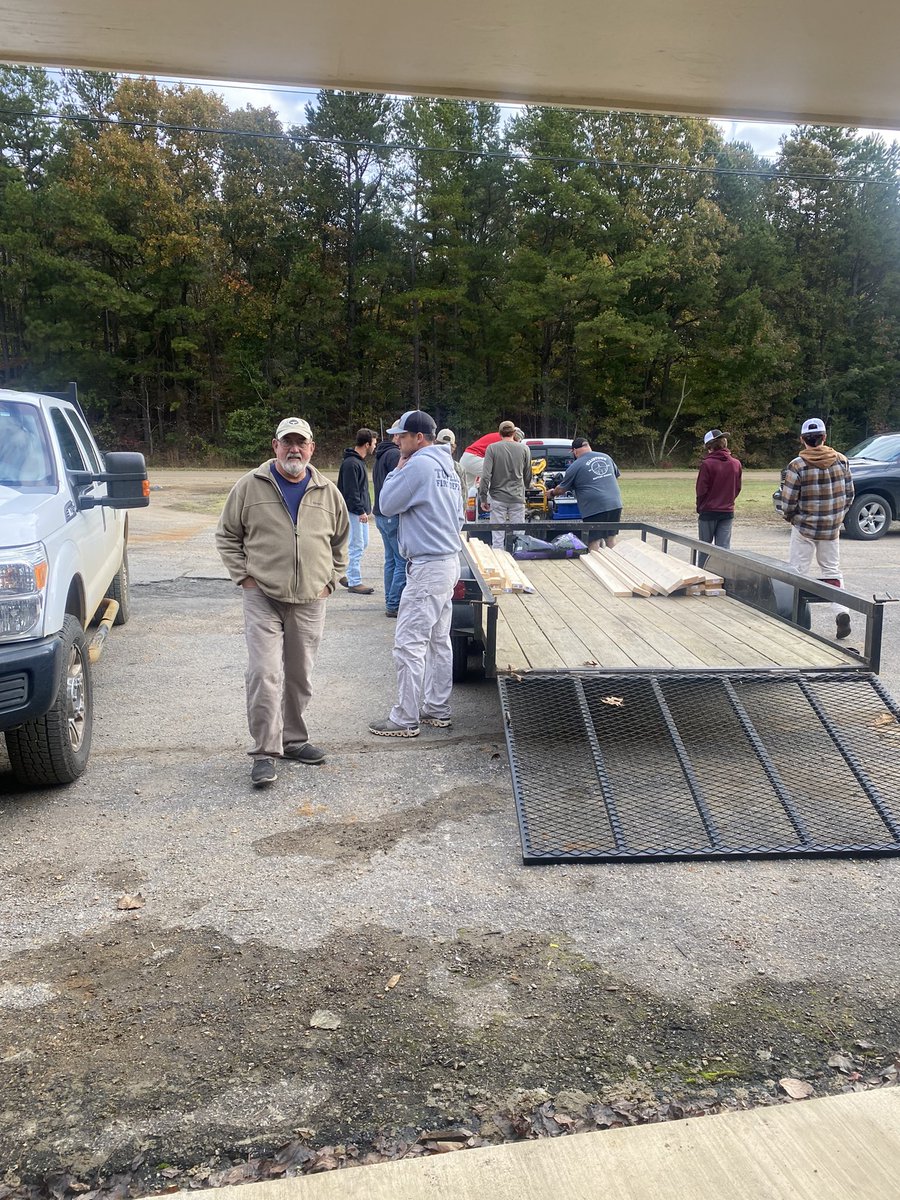tommywwilson's tweet photo. Ellistown Baptist Church showed up today at The Freedom Center to build bunk beds &amp; built a 16 foot farm table for our men program. We will open Dec 1.  Check out our web page
https://t.co/VarFkgBwA6 https://t.co/vtlE8rd34I
