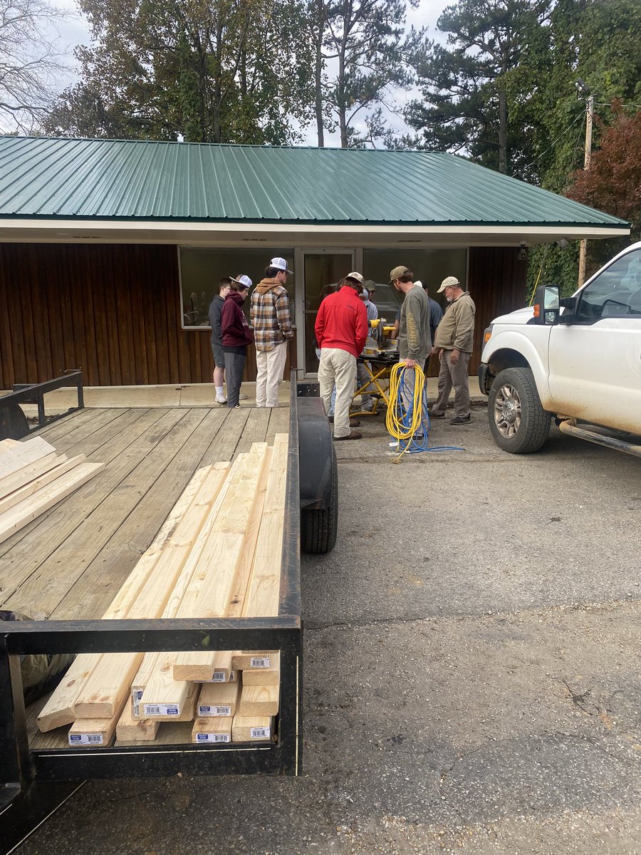 tommywwilson's tweet photo. Ellistown Baptist Church showed up today at The Freedom Center to build bunk beds &amp; built a 16 foot farm table for our men program. We will open Dec 1.  Check out our web page
https://t.co/VarFkgBwA6 https://t.co/vtlE8rd34I