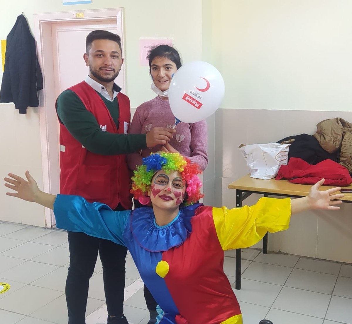Kızılay Haftası kapsamında 1. sini düzenlediğimiz Kızılay Şenliğimiz'i Niğde 3. Kademe Özel Eğitim Uygulama Okulu'nda palyaço eşliğinde çeşitli oyunlar oynayarak gerçekleştirdik. Gözlerindeki mutluluk her şeye değer. 🌙