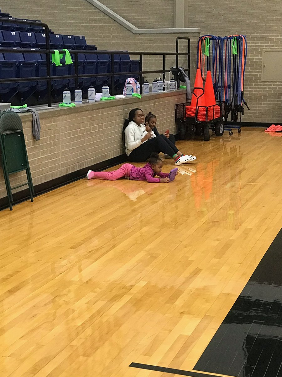 LakeRidgeGBB's tweet photo. Being a Coach’s kid is tough UNLESS you have AMAZING managers to entertain them during practice💚‼️ @royalondyn @CoachColbert7 https://t.co/lt5uq1EFdN