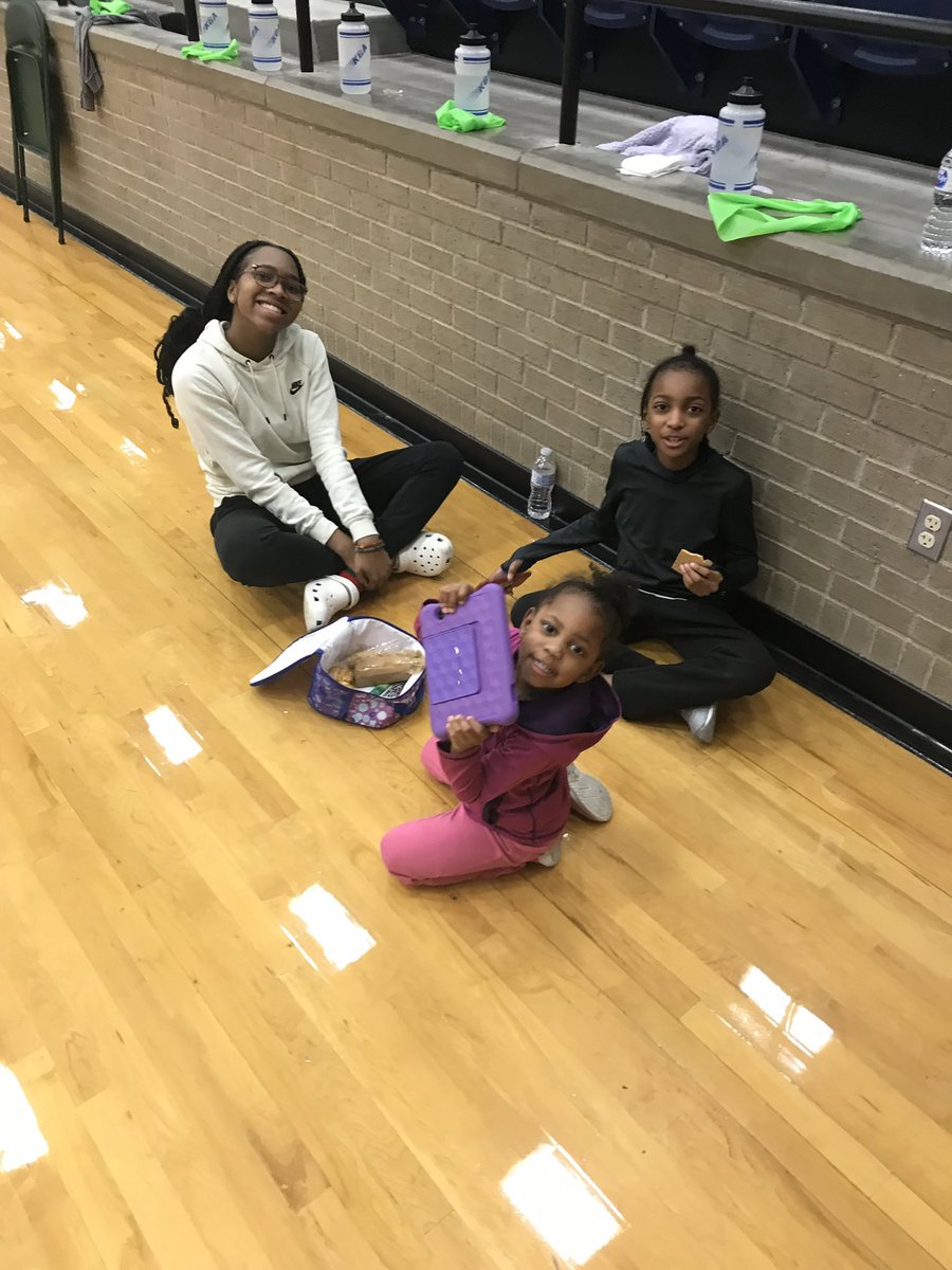 LakeRidgeGBB's tweet photo. Being a Coach’s kid is tough UNLESS you have AMAZING managers to entertain them during practice💚‼️ @royalondyn @CoachColbert7 https://t.co/lt5uq1EFdN