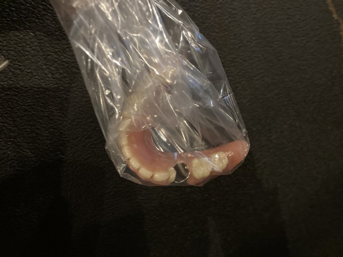 emufujiko's tweet photo. 入れ歯の忘れ物お預かりしてます。
歯型で心当たりある方ご連絡ください。 https://t.co/BAOgHk7RWM