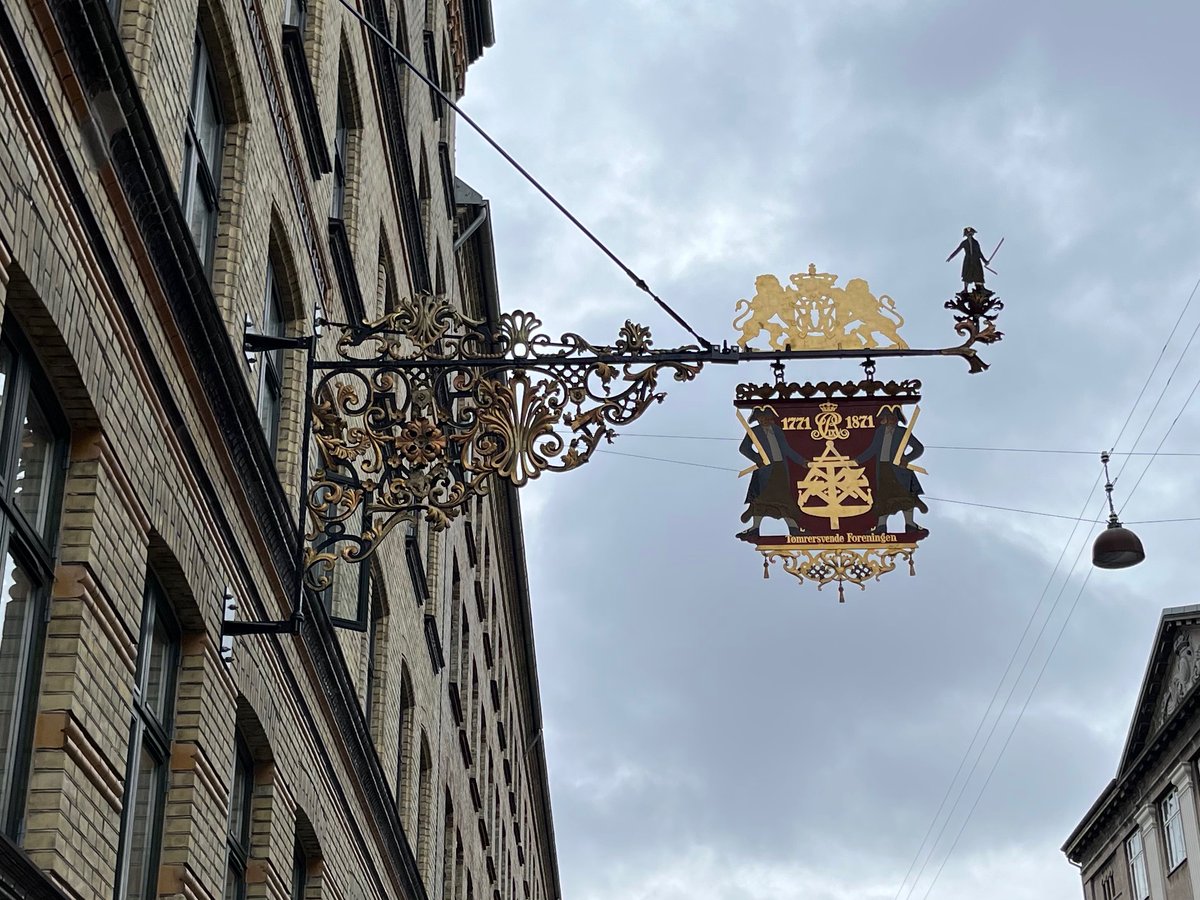 grunert_rantorp's tweet photo. Det måske flotteste skilt i København, et fire meter langt laugskilt, troner nu over Hustømrerforeningens ejendom i Faksegade 😲 https://t.co/HGaRlta85u