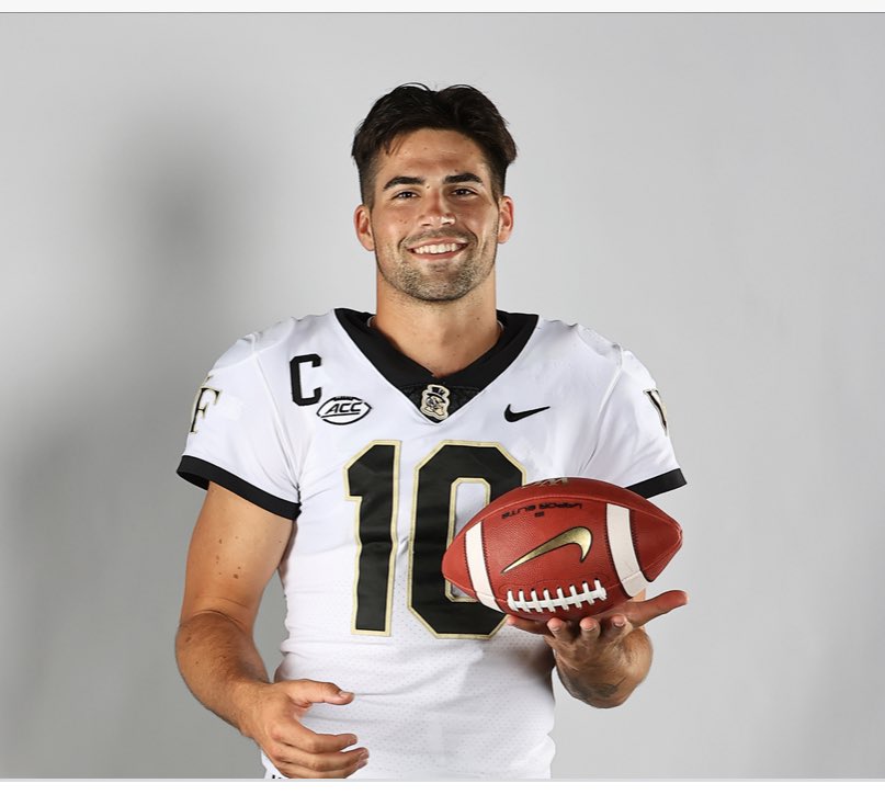Yo is @PMIMett playin QB for Wake Forest?? <a href="/tyschmit/">Ty Schmit</a> <a href="/BostonConnr/">Football</a> <a href="/ToneDigz/">Tone Digs</a> y’all seein this shit?! <a href="/PatMcAfeeShow/">Pat McAfee</a> has a qb on staff 😂😂😂