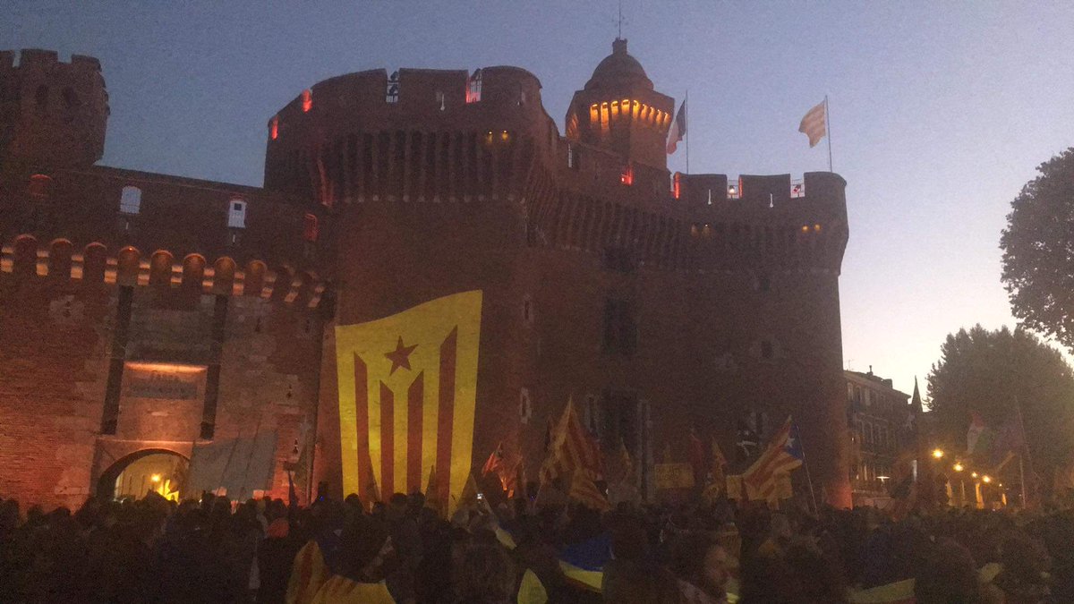 Diadacatnord's tweet photo. Ho hem aconseguit! Per molt que Louis Aliot nos prohibeixi despenjar l'estelada, avui també ha lluït al Castellet! #diadaCatNord #CatalunyaNord https://t.co/iK0UnlGxrq