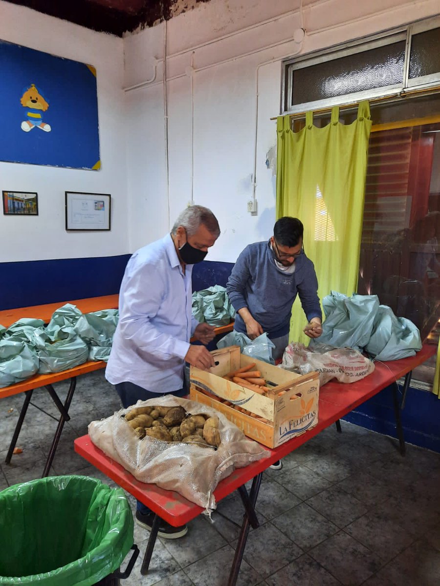 mpvischi's tweet photo. Hoy en el último sábado de campaña, el @AteneoLibertad y el @AteneoPte Alfonsín estuvo junto a los vecinos de la Comuna 4 conversando con quienes quieren sumarse a fiscalizar 🙌 🇵🇱 Voluntarios del @CCacerolazo estuvieron armando y entregando bolsas de verdura a sus beneficiarios. https://t.co/dSDt1aGw1H