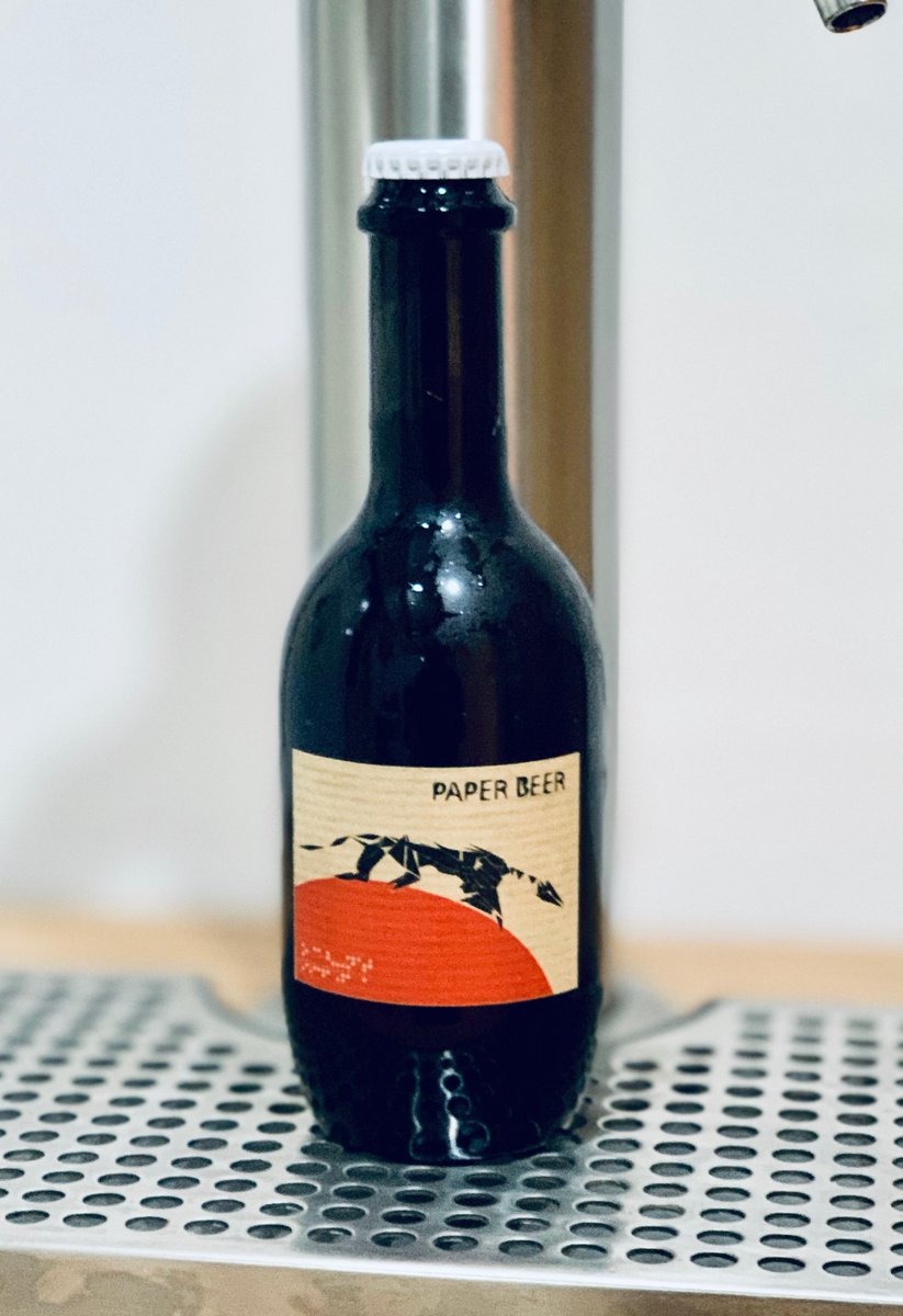 marcmonticelli's tweet photo. L'essentiel est en place pour la prochaine expo à l'#OctopusGallery sur #PaperBeast : la "Paper Beer" 😄, une "New England IPA" fabriquée par l'ami Fabien. En bouteille et à la pression. https://t.co/A9U3GK0Syz