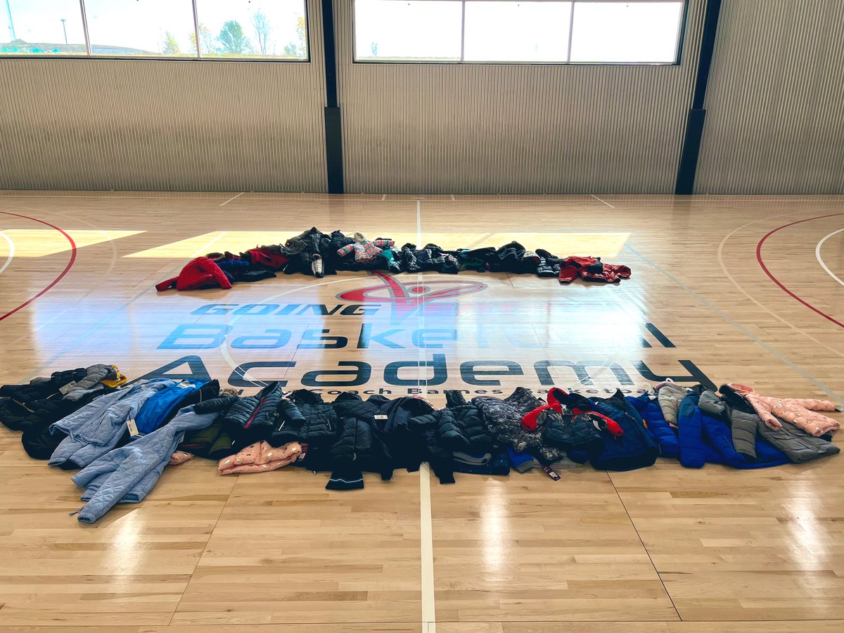 CoachBarnes1's tweet image. Another year, another successful “Coats for Kids” 🏀🏀 Clinic! Appreciate everyone who donated as we ended with well over 250 coats and hoodies. And we got in some great work on the court too! #Thankful #GivingBackTogether