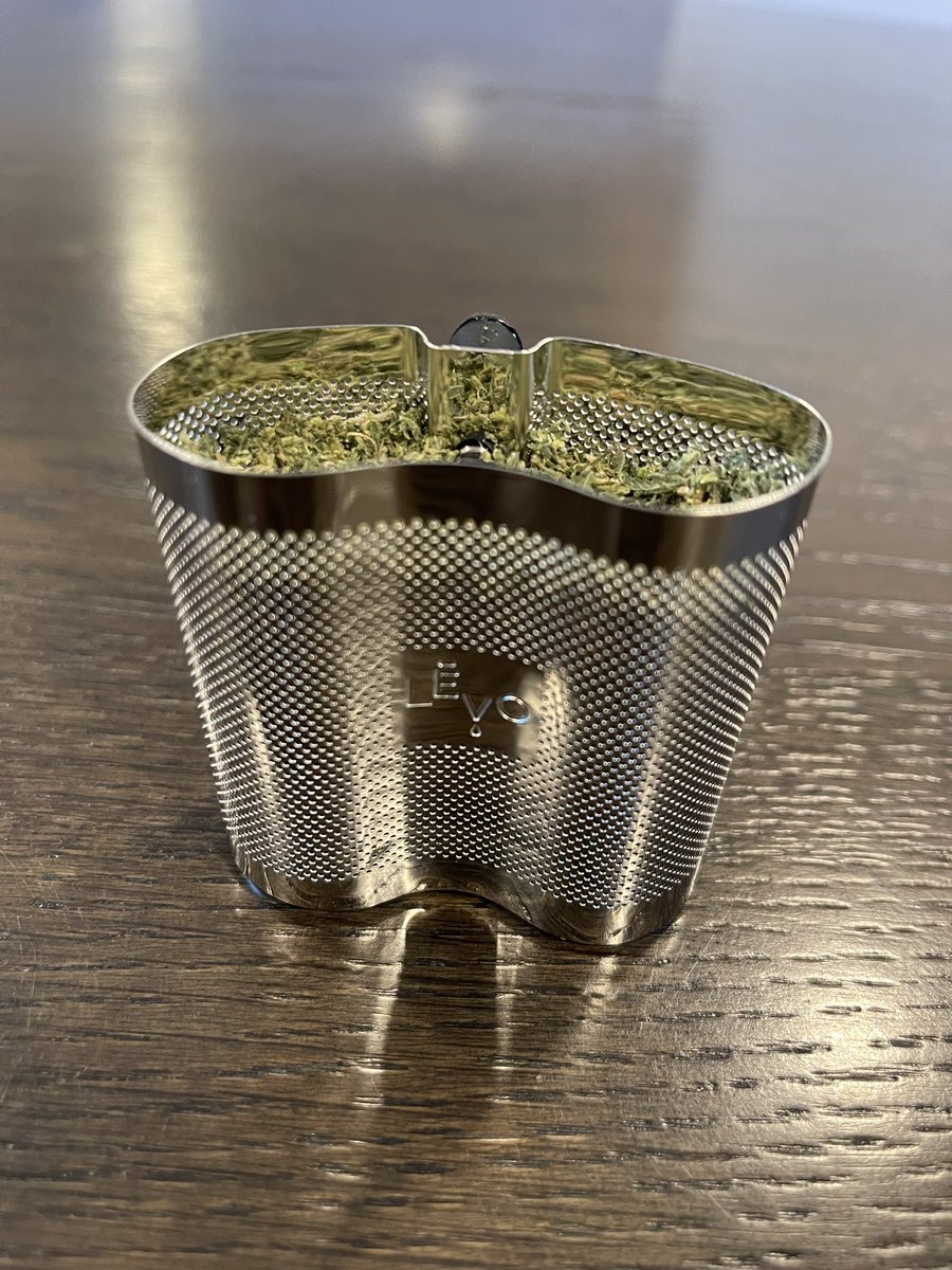 HazePodcast's tweet photo. First time making an infusion 🐲🎍🥥

🌱 4g AK47 + 6g Purple Kush

#levo2 #mct #cannabis #weedlife #tincture #edibles #infusedoil #ak47 #purplekush #Mmemberville https://t.co/duZRaWiHmK