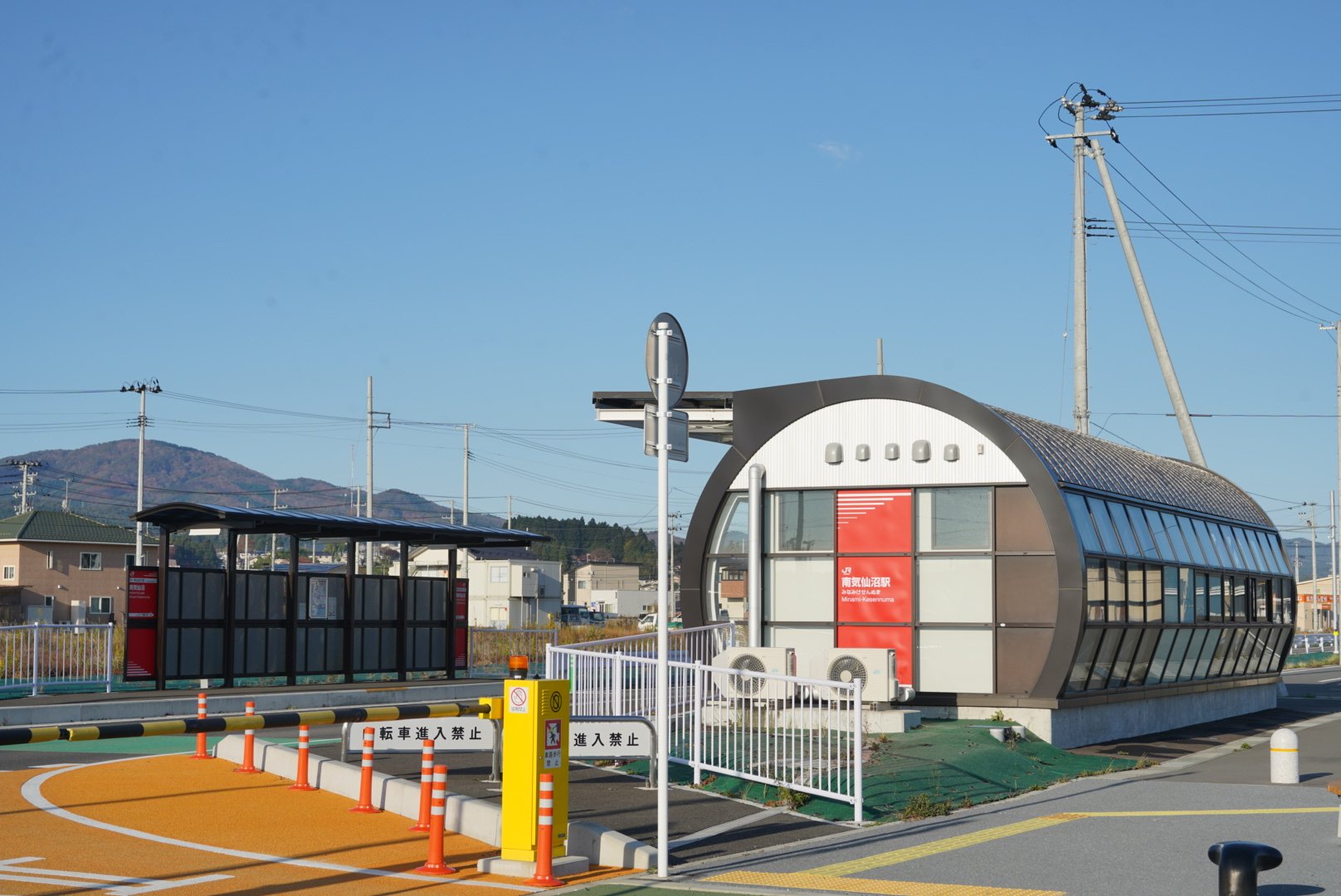 片翼の人 南気仙沼駅の装飾を確認 駅舎内は広いんだから何か装飾すれば と思っていたけど まさかこんな形になるとは やっぱり駅舎のイラスト 駅じゃなくて 箱を持ってベンチに座る男の子 と それを見つめる女の子 の絵ですよね 片翼の人 南気仙沼駅の装飾を確認 駅舎内は広いんだから何か装飾すれば と思っていたけど まさかこんな形になるとは やっぱり駅舎のイラスト 駅じゃなくて 箱を持ってベンチに座る男の子 と それを見つめる女の子 の絵ですよね